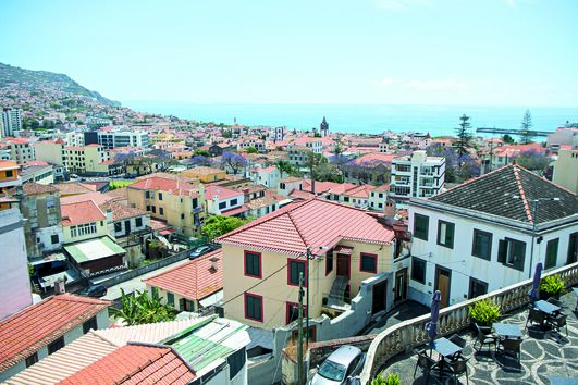 Origem numa reunião para assistir à tradicional matança do porco na zona alta de Ribeira Brava, na Madeira. Ato proibido fora de estabelecimentos aprovados