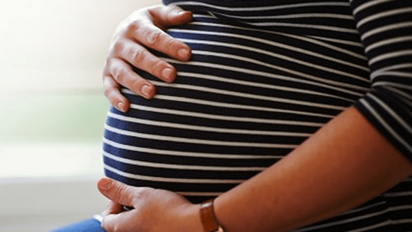 Mulher prestes a dar à luz levada para hospital sem vaga