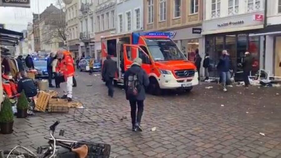 Carro atropela várias pessoas em zona pedonal na Alemanha