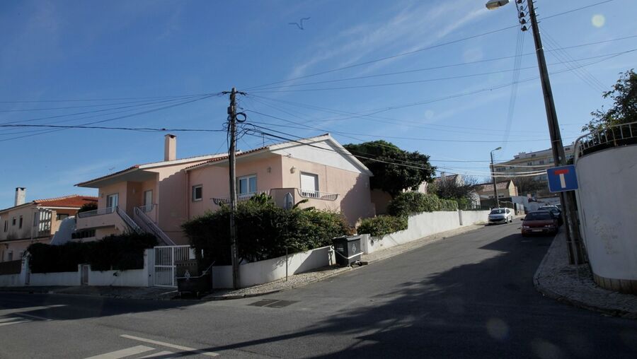 Bombeiros encontraram pais com o bebé de 11 meses, que estava inanimado, na rua das Calçadas, em Alcabideche, no concelho de Cascais
