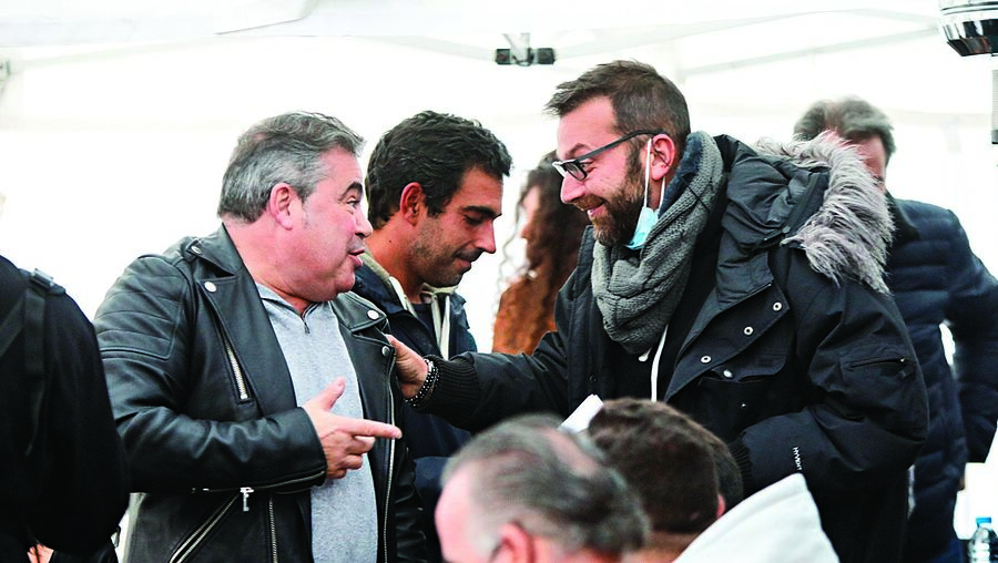 Toy e Ljubomir em frente à AR. Chef foi assistido na 4ª feira, mas voltou à greve de fome  