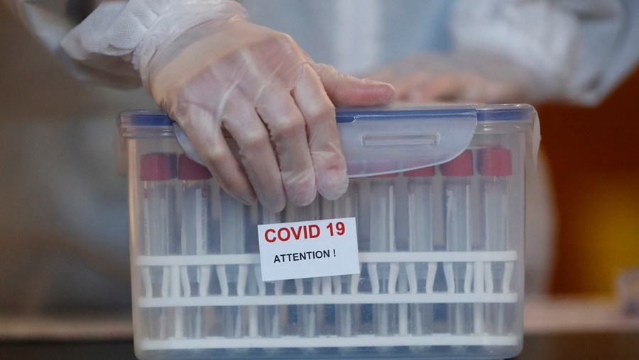 Amostras de testes à Covid-19 armazenados em caixa