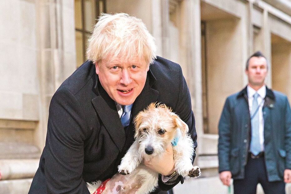 Boris Johnson e a noiva, Carrie Symonds, com o cão Dylan         