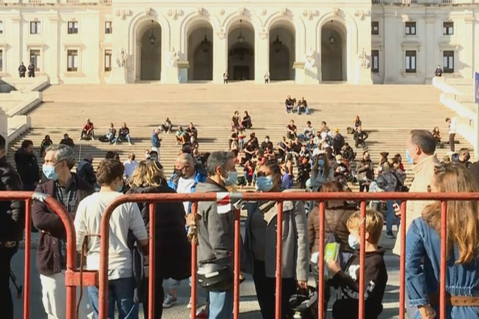 Multidão, empresários da restauração, greve de fome, Assembleia da República