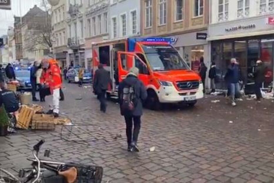 Carro atropela várias pessoas em zona pedonal na Alemanha