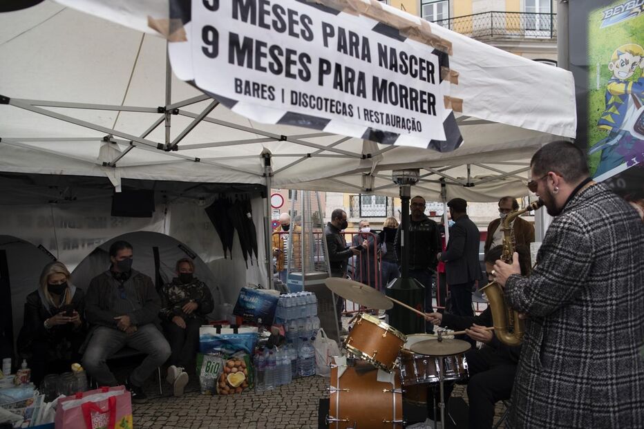 Manifestantes estão em greve de fome em frente à Assembleia da República
