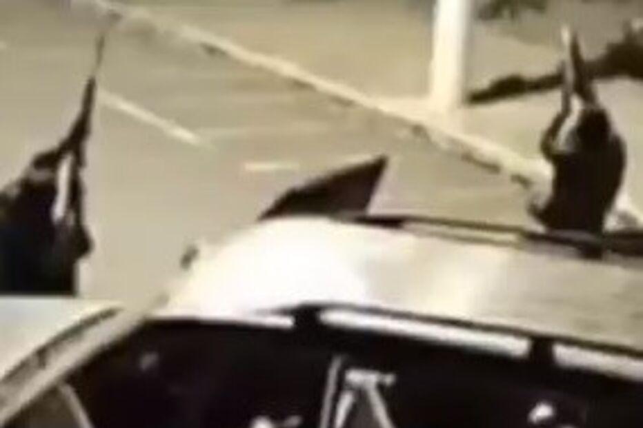 Grupo de 30 encapuzados monta cena de filme para assaltar banco no Brasil