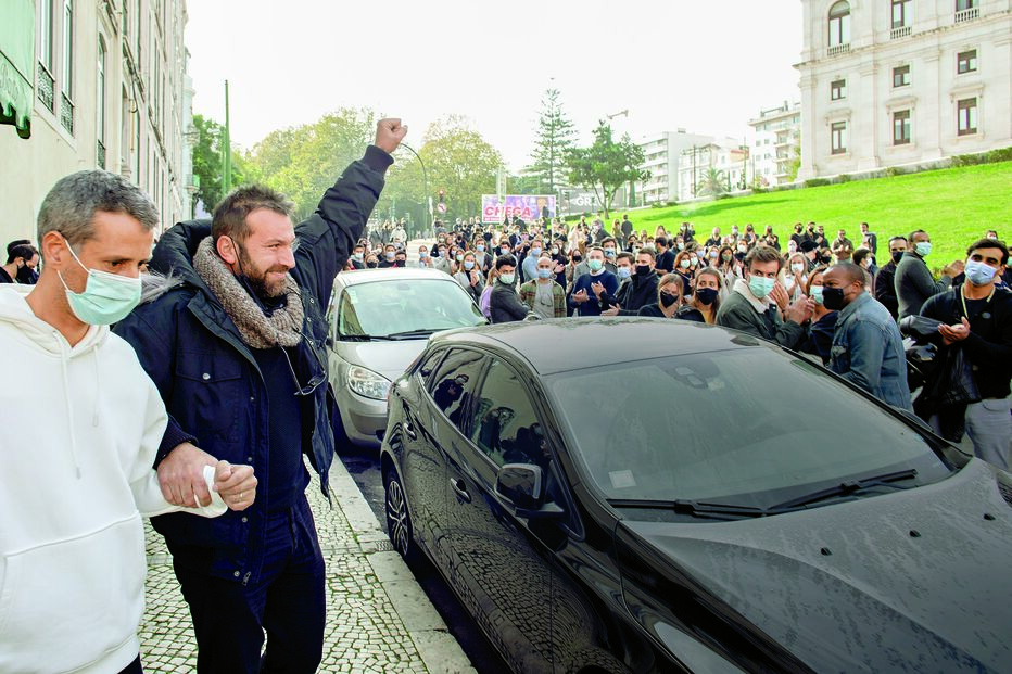 Ao final da tarde, chef deu sinais de ceder  à fraqueza. Foi aplaudido por centenas