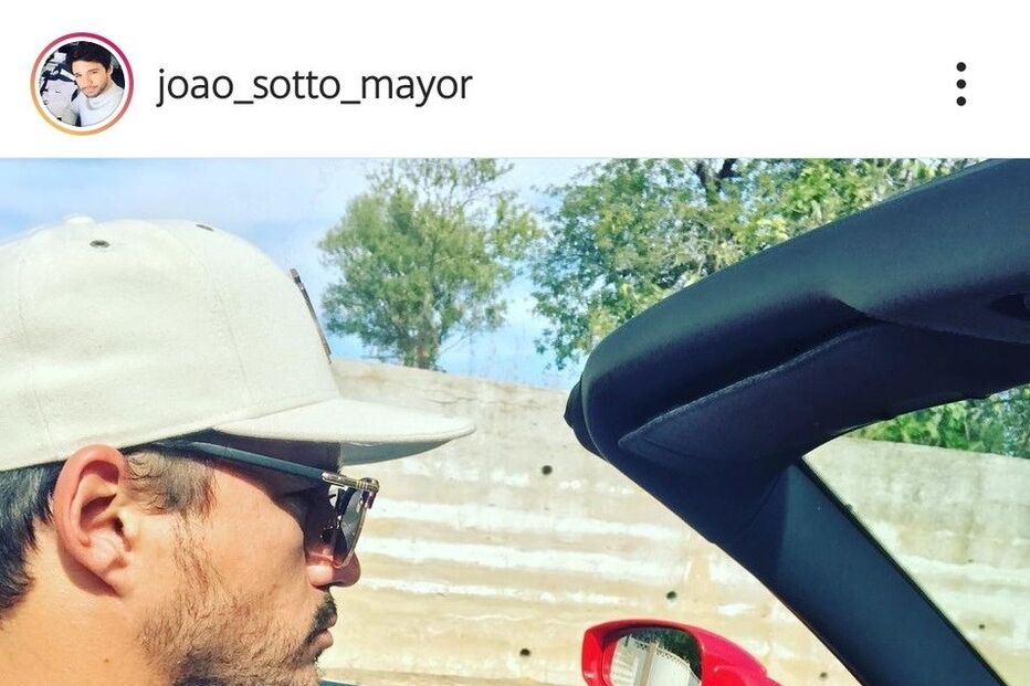 João Sotto-Mayor ao volante de um Ferrari Spider 488