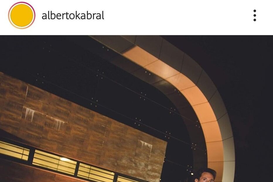 Alberto Cabral posa ao lado de um Porsche Panamera