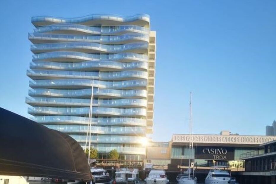 João 'Shima' Almeida mostra-se no seu iate de luxo