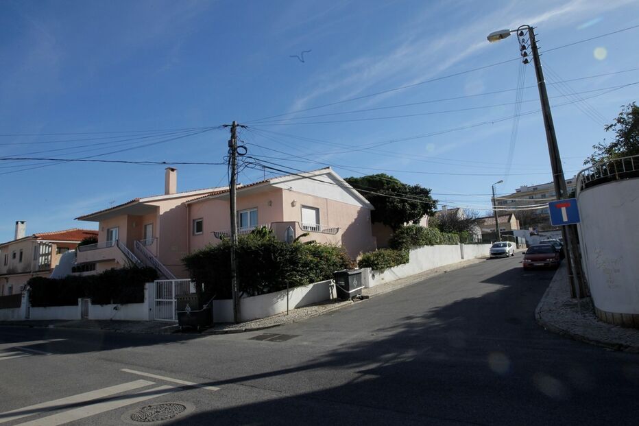 Bombeiros encontraram pais com o bebé de 11 meses, que estava inanimado, na rua das Calçadas, em Alcabideche, no concelho de Cascais