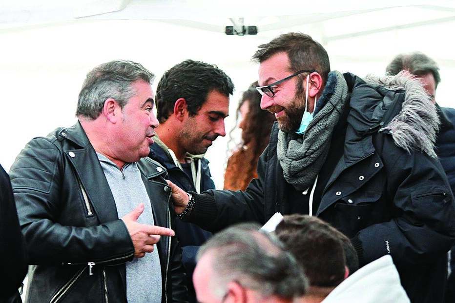 Toy e Ljubomir em frente à AR. Chef foi assistido na 4ª feira, mas voltou à greve de fome  