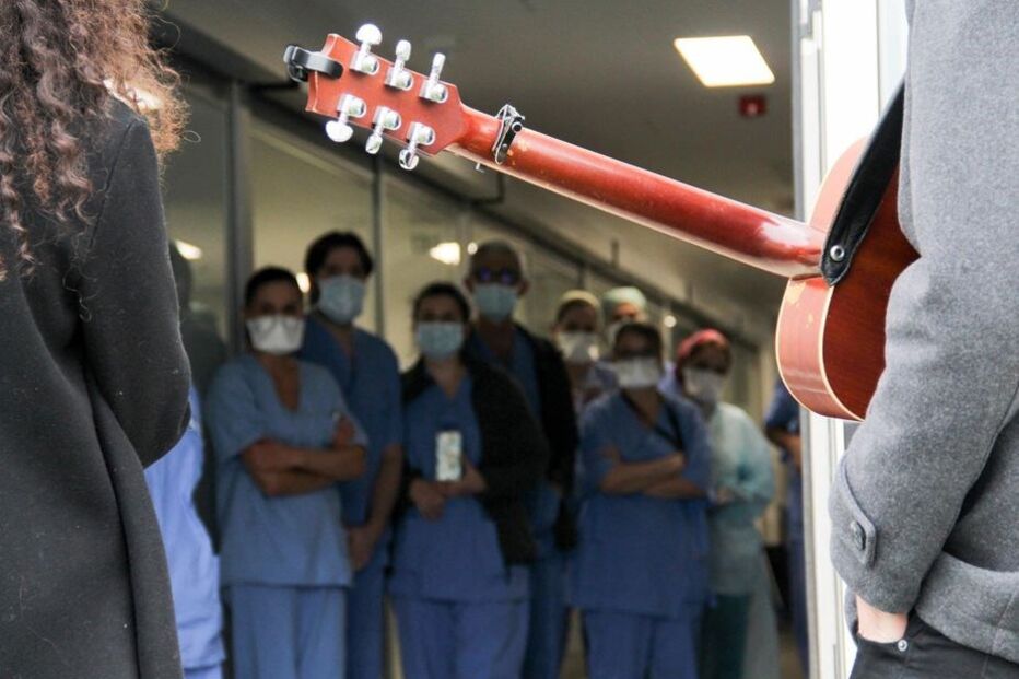 Banda canta e toca serenata aos profissionais do Hospital Pedro Hispano em Matosinhos