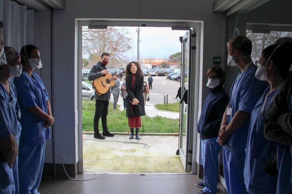 Banda canta e toca serenata aos profissionais do Hospital Pedro Hispano em Matosinhos