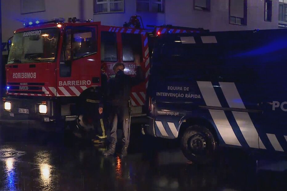 Homem morre baleado em emboscada no Barreiro. Homicida armado está a monte