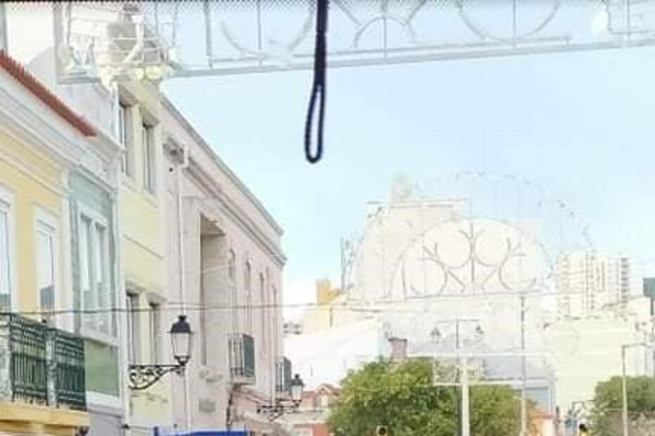 Condutor escapa ileso a capotamento de carro no centro de Setúbal