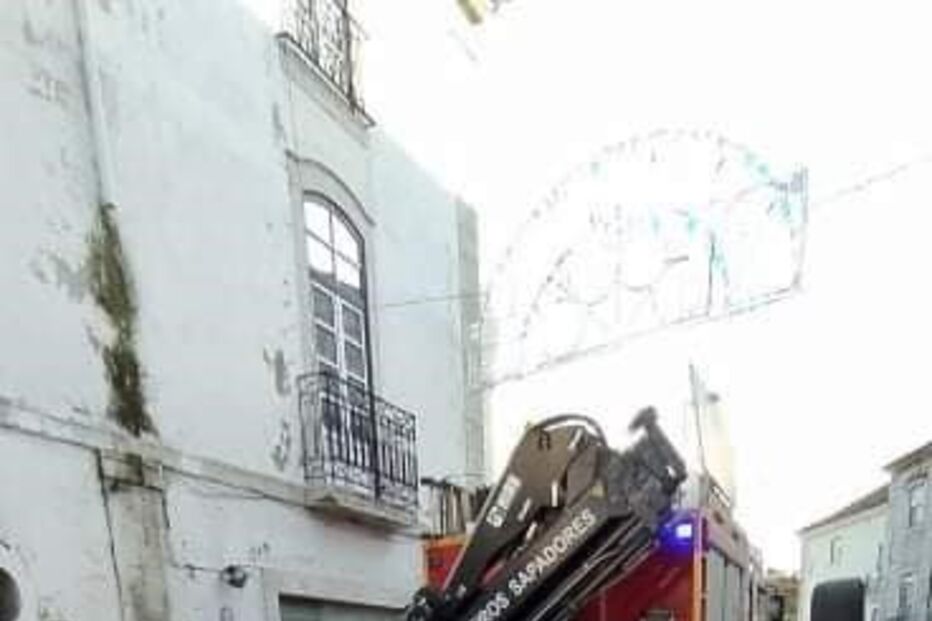 Condutor escapa ileso a capotamento de carro no centro de Setúbal