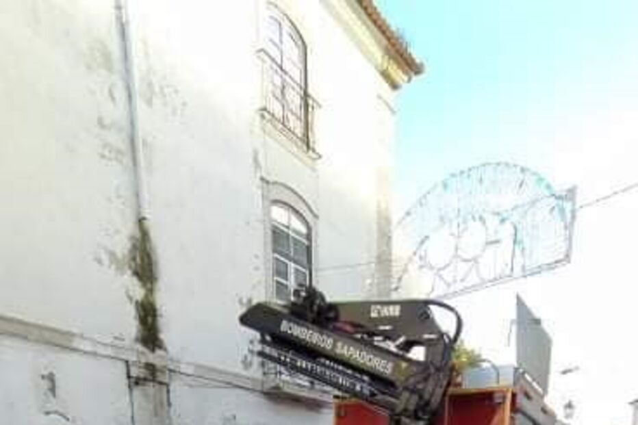 Condutor escapa ileso a capotamento de carro no centro de Setúbal