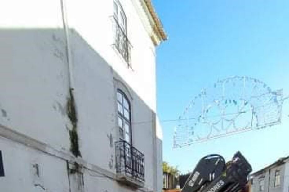 Condutor escapa ileso a capotamento de carro no centro de Setúbal