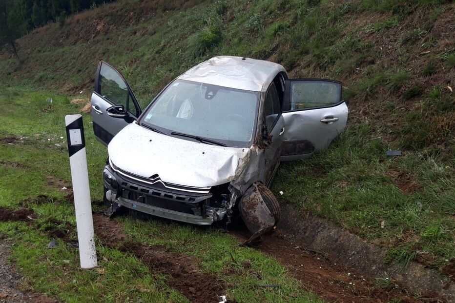 Jovem de 26 anos ferida em despiste de carro em Espinho