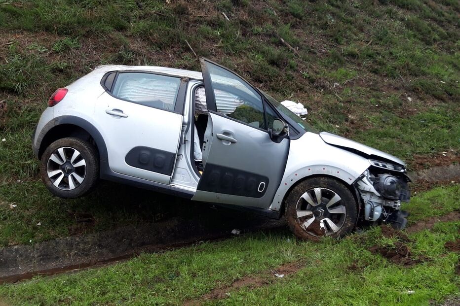 Jovem de 26 anos ferida em despiste de carro em Espinho