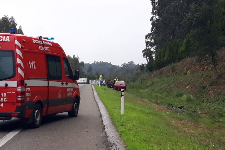 Jovem de 26 anos ferida em despiste de carro em Espinho