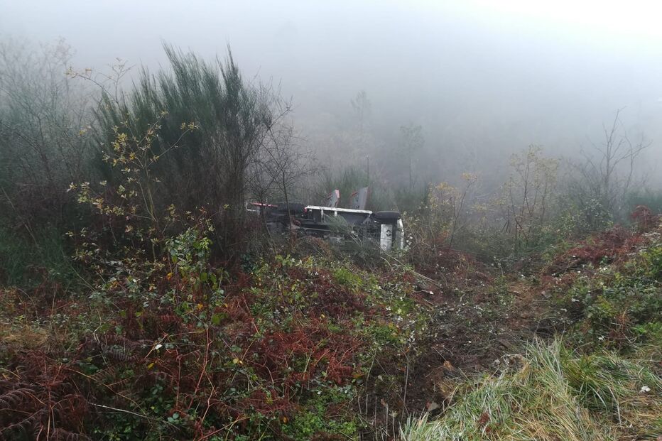 Três bombeiros feridos em despiste de jipe em Vale de Cambra