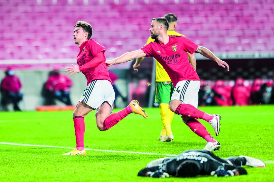 Waldschmidt  festeja com  Seferovic o golo da vitória, já nos descontos