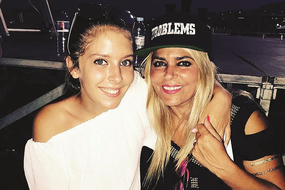 Sara vivia com a mãe, Fernanda Antunes, que se dedicava à carreira da  jovem. As duas eram muito  unidas 