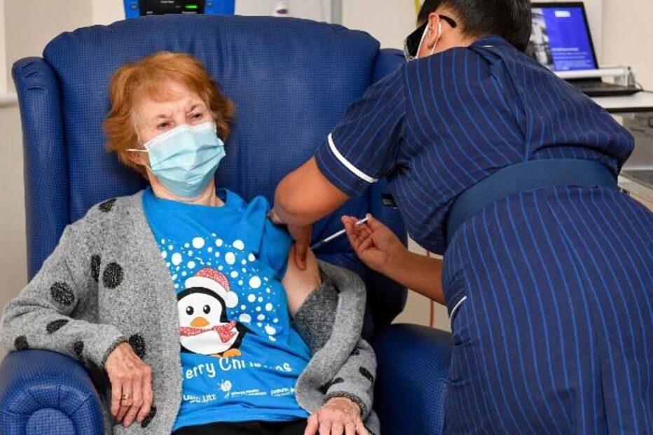 Mulher de 90 anos foi a primeira pessoa no mundo a receber a vacina contra a Covid-19 da Pfizer