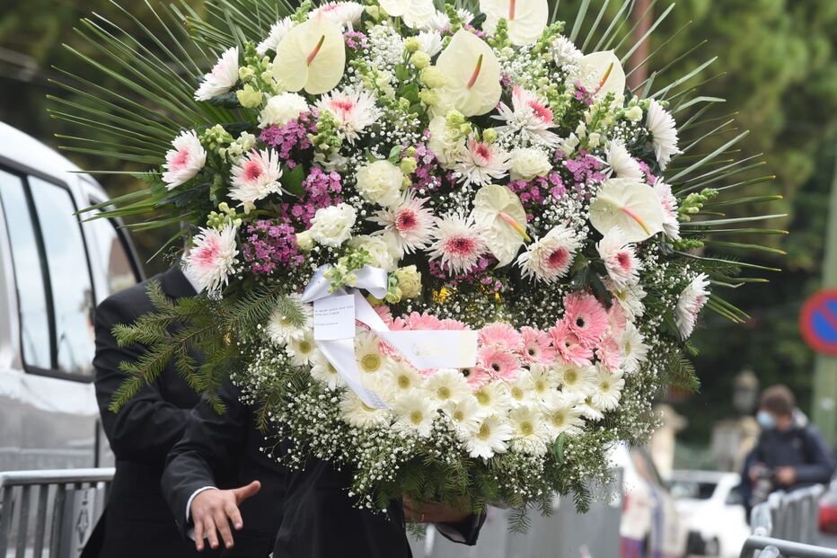 A coroa de flores enviada por Cristina Ferreira