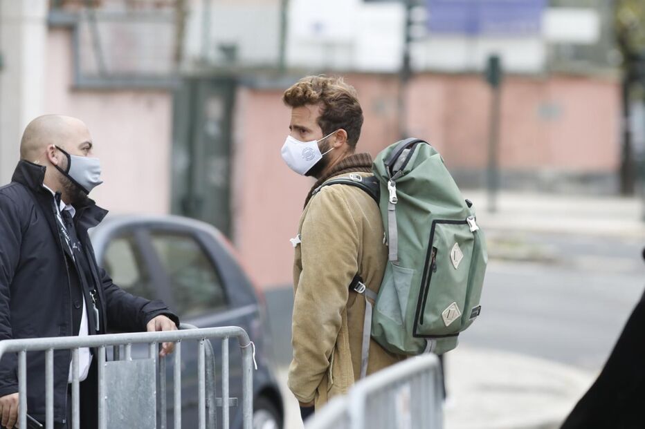 Manzarra chega ao velório de Sara Carreira