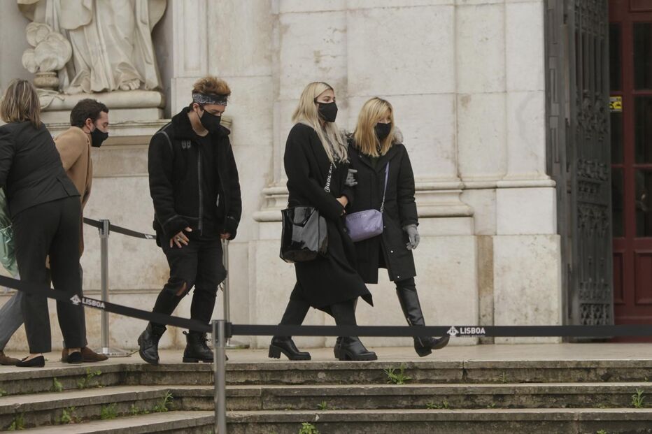 Bárbara Bandeira e Kasha chegam ao velório de Sara Carreira