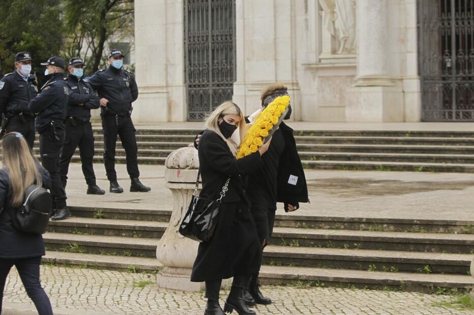 Bárbara Bandeira e Kasha chegam ao velório de Sara Carreira