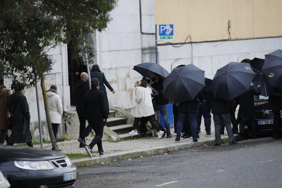 Família Carreira chega ao velório de Sara