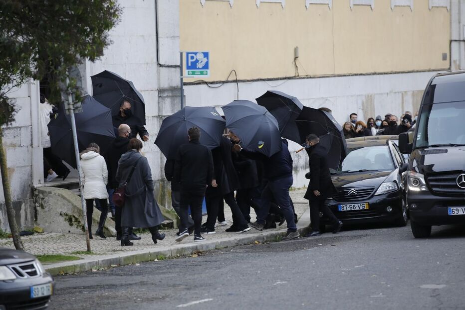 Família Carreira chega ao velório de Sara