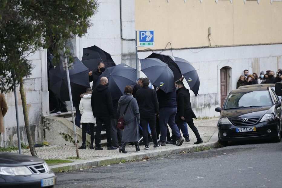 Família Carreira chega ao velório de Sara