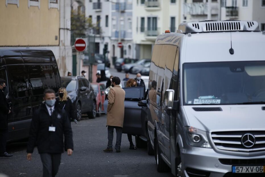 Família e amigos despedem-se de Sara Carreira na Basílica da Estrela em Lisboa