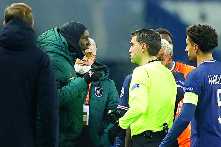 Pierre Webo explica ao árbitro principal o insulto racista de que foi alvo por parte do 4º  árbitro
