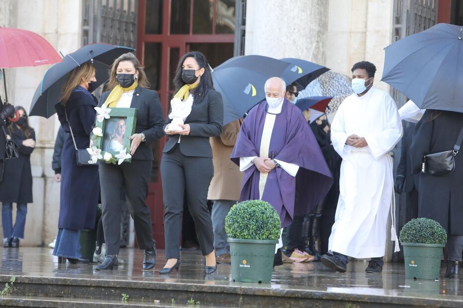 O funeral de Sara Carreira.JPG
