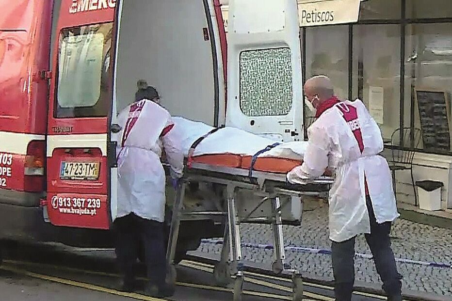 Corpo da vítima, de 29 anos, foi retirado pelos bombeiros para autópsia 