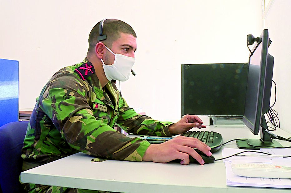 Fuzileiros colocaram as armas de lado e agora combatem a Covid-19 com telefonemas e inquéritos