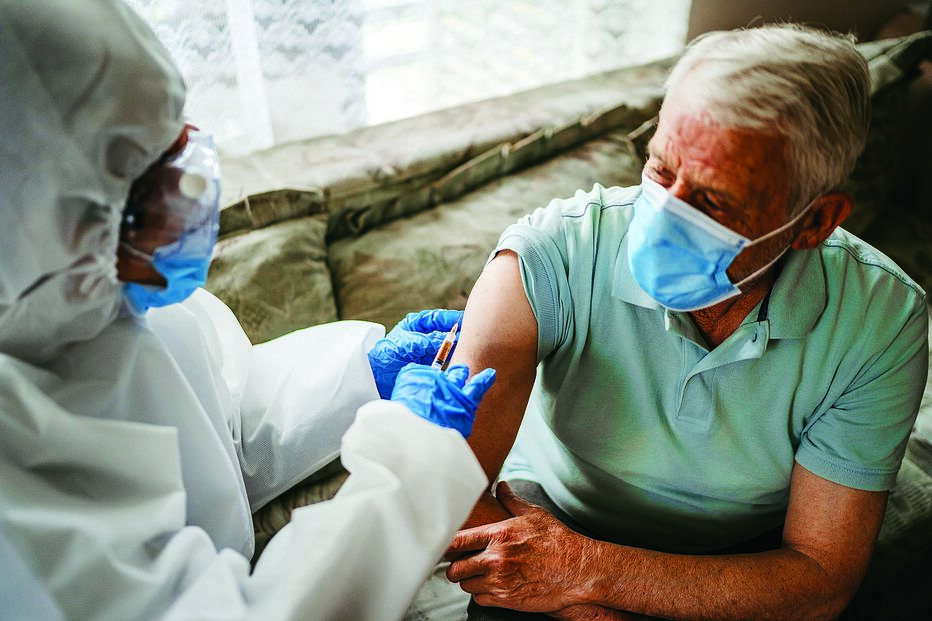 O processo de vacinação já está em marcha. A vacina da Pfizer deverá chegar a Portugal no início de janeiro. Aguarda-se aprovação pela agência europeia 