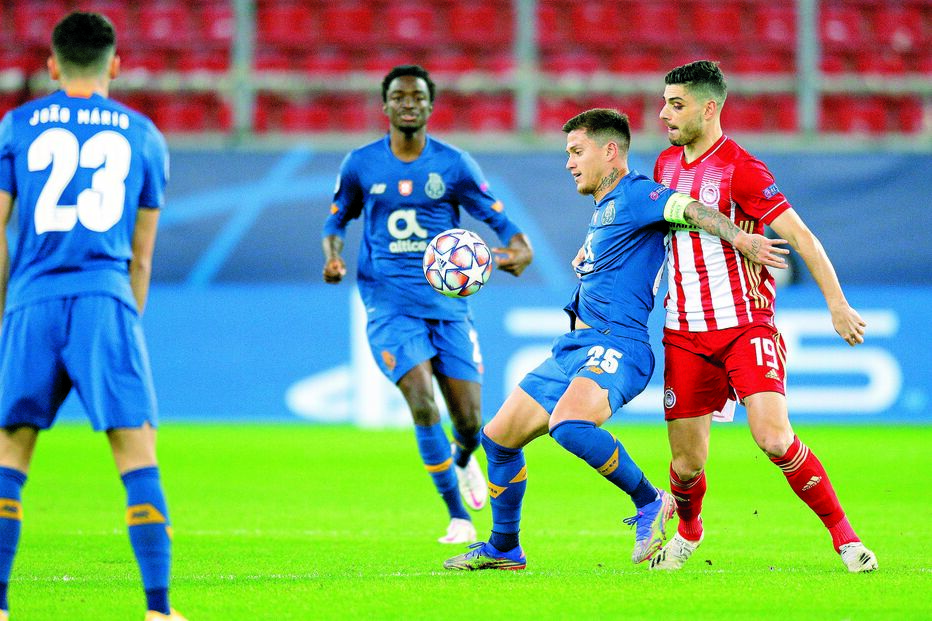 Otávio e Masouras disputam lance na partida