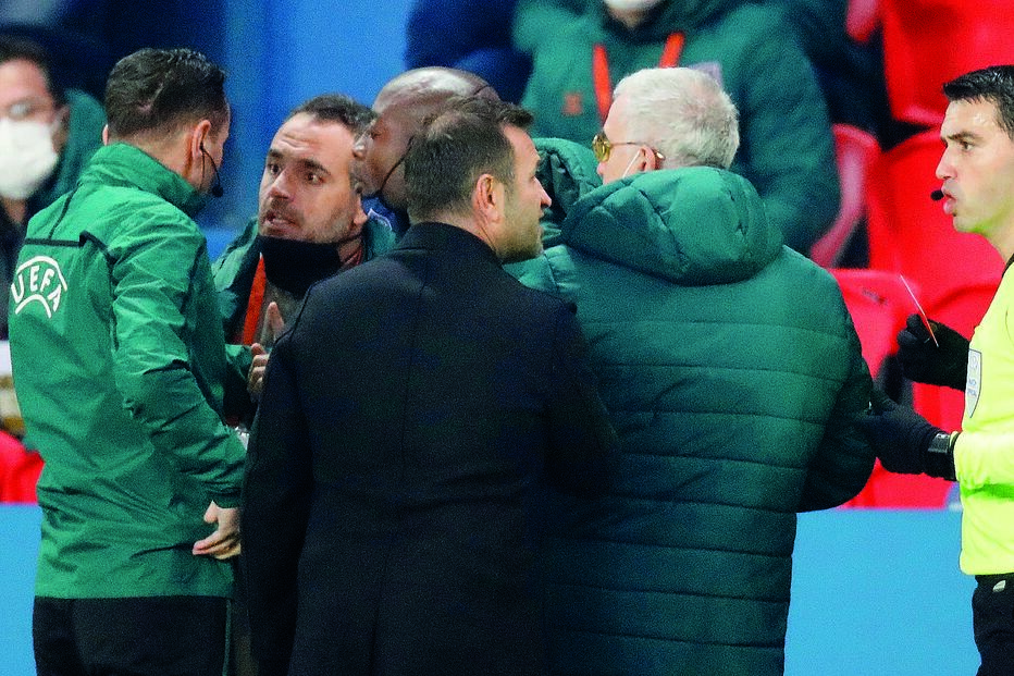 Pierre Webo (ao centro) confronta o 4º árbitro