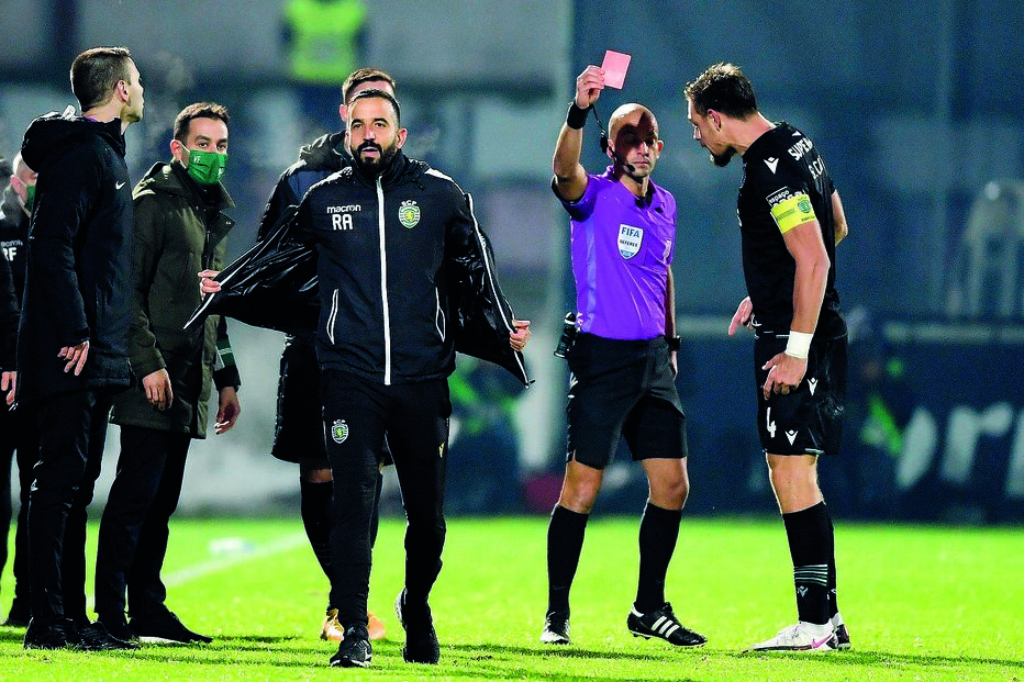 Rúben Amorim, expulso por Luís Godinho, não estará no banco com P. Ferreira, Mafra e Farense 