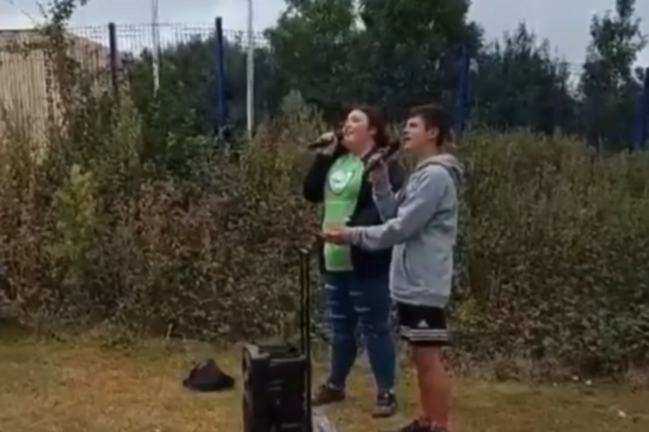 Jovem de 14 anos canta 'Shallow' à porta de hospital para a mãe em estado terminal