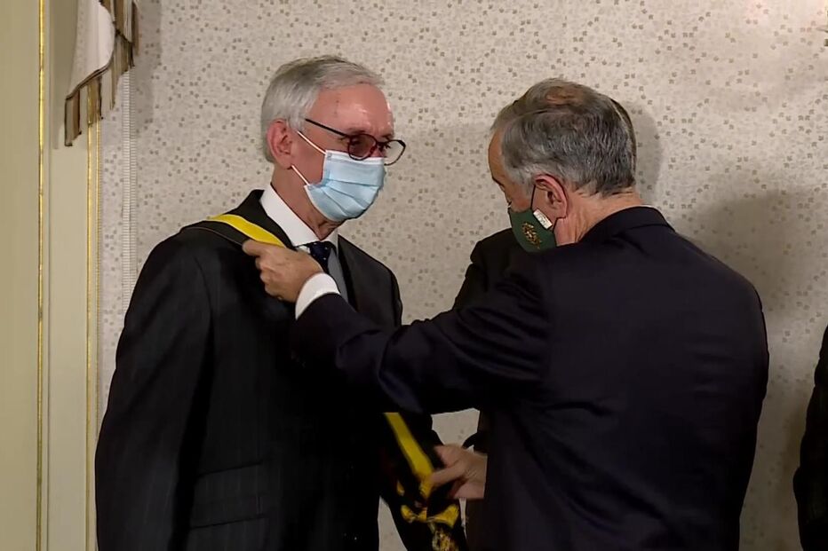 Marcelo condecora Júlio Isidro 