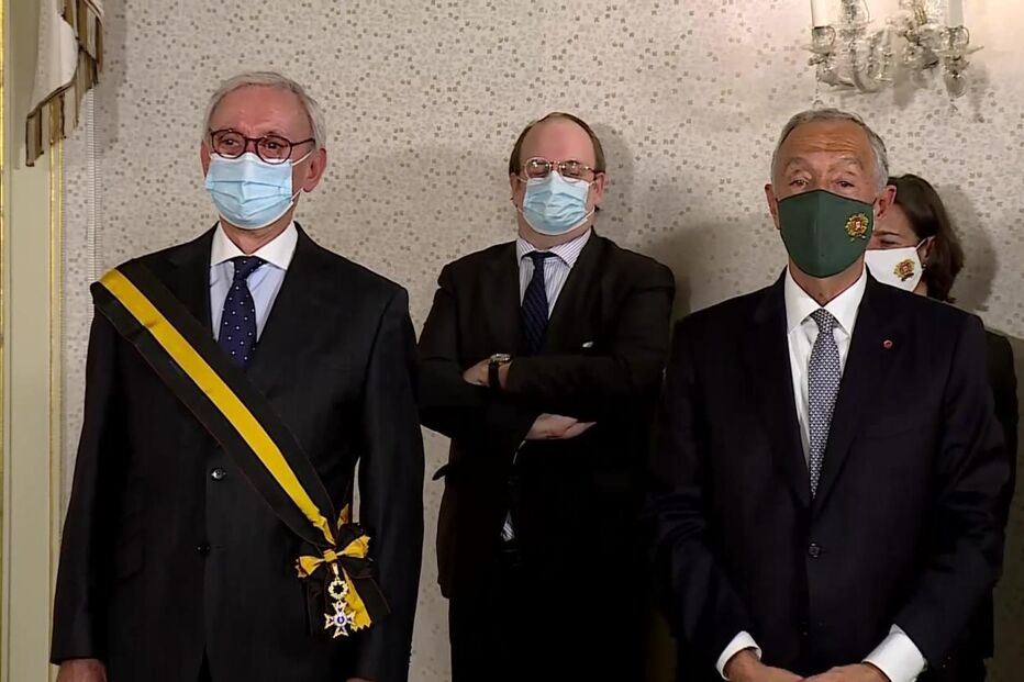 Marcelo condecora Júlio Isidro 